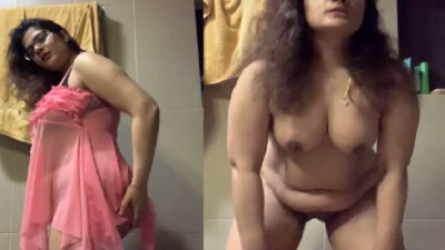 Bengali Bhabhi show off nude body and Fingering in Bathroom porn mms