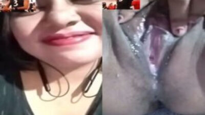 Bengali Bhabhi wear earbuds and showing Pussy on VC mms video